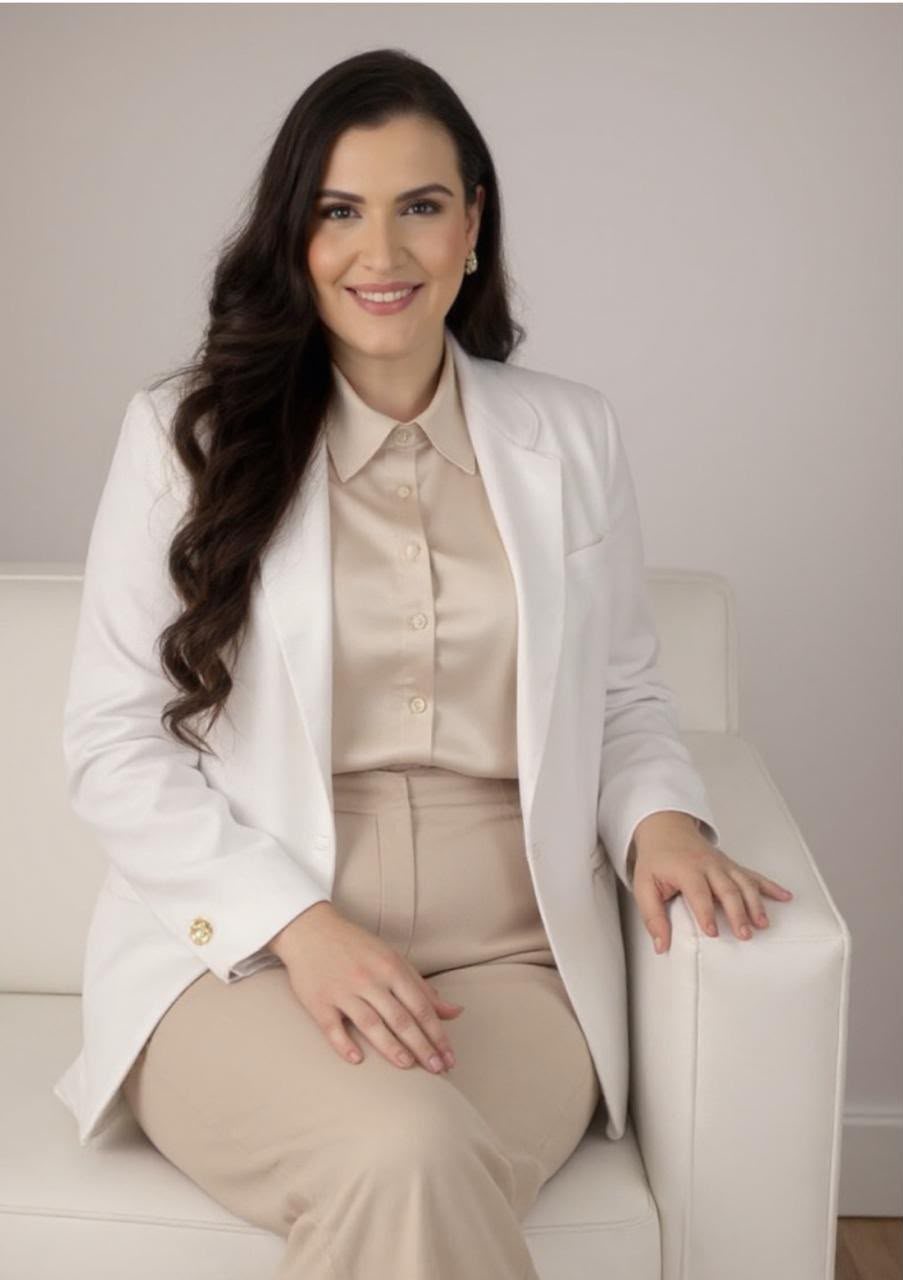 Dra. Alline Fontes em ambiente pessoal